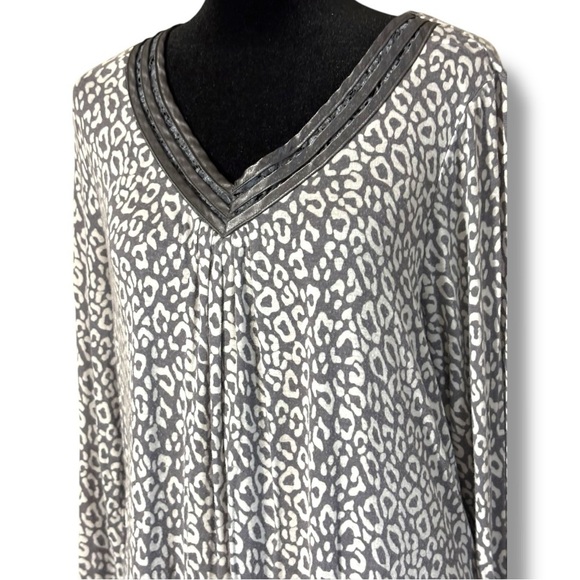 Apt. 9 Gray and White Leopard Print V-Neck Long Sleeve Loose Fit Mini Dress - Picture 4 of 14
